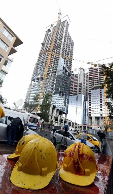 Пропаднал асансьор уби 10 работници