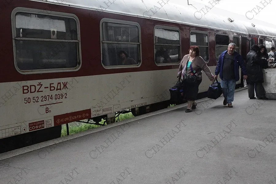 Спряха движението на някои влакове заради наводнени участъци