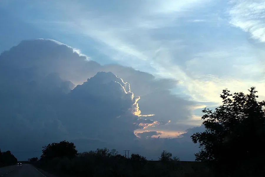 Валежите спират