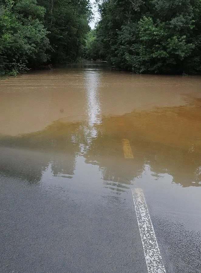 Община Бургас издирва двамата смелчаци, спасили десетки във водния ад снощи