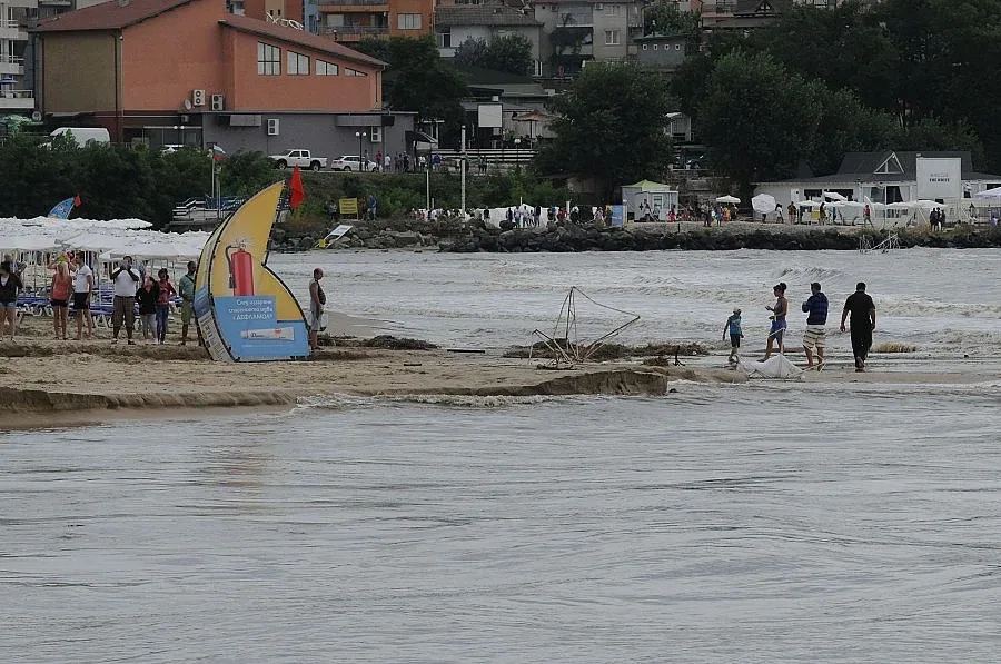 Над 320 спасителни операции за пожарникарите и спасителите за 24 часа