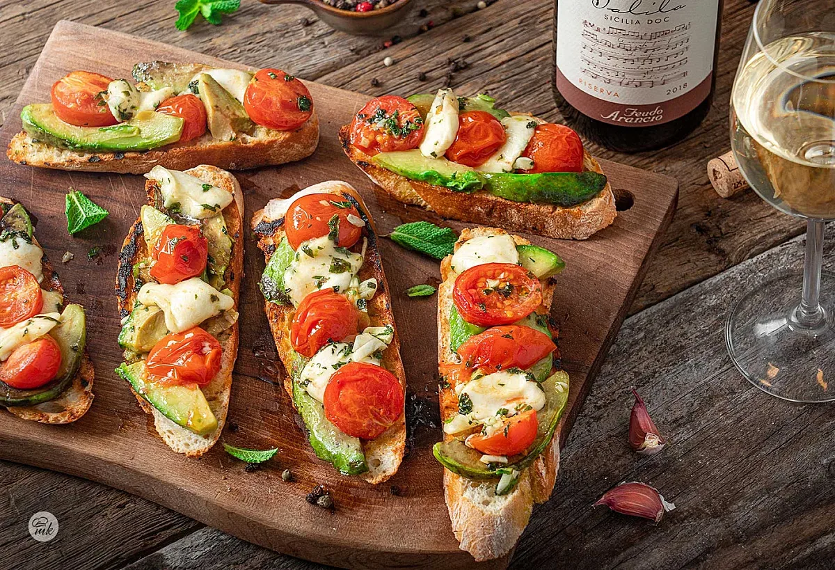 Рецепта: Брускети с печени домати и прясно сирене