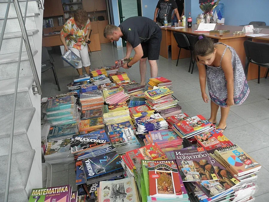 В Кърджали събират учебни помагала за български деца в чужбина 