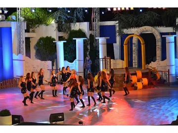 Туристи ваят сувенири при наши и чужди занаятчии