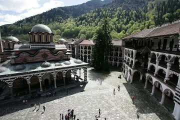 "Стандарт" реди изложби с чудеса в две столици