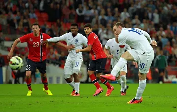 Англия се прибра с влака след победа