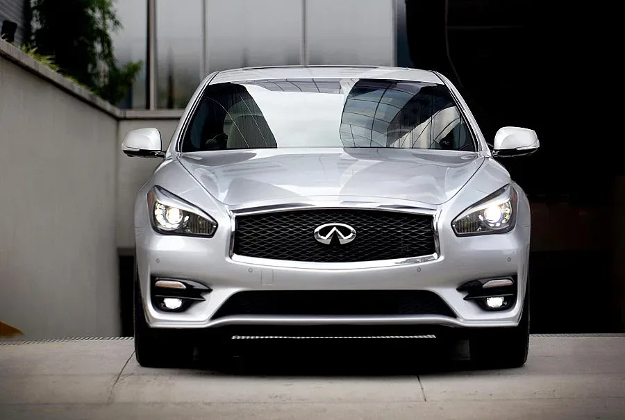 Infiniti подобри върховата си лимузина Q70