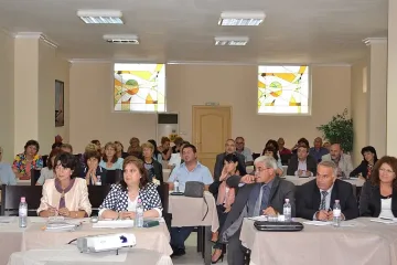 Просветният министър гони политиката от училище