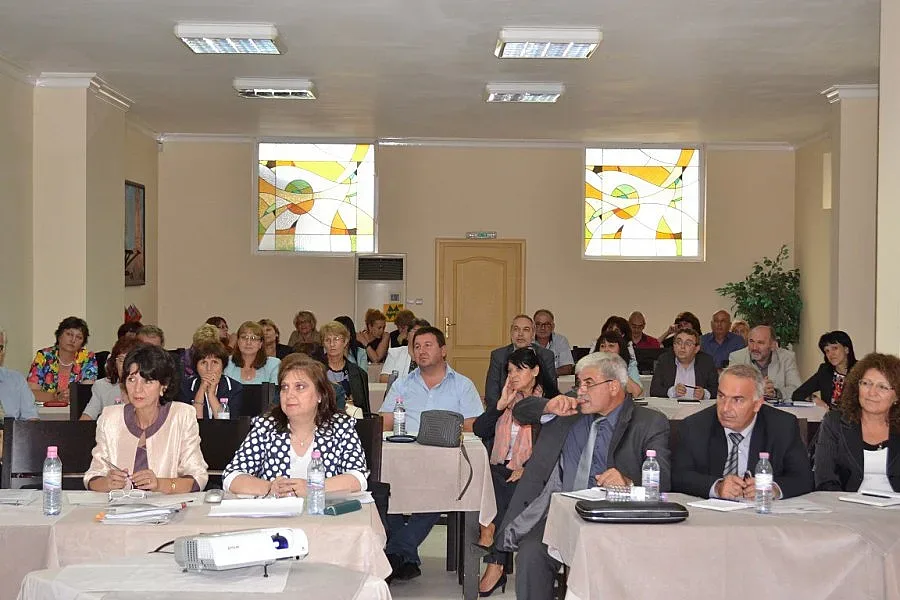 Просветният министър гони политиката от училище