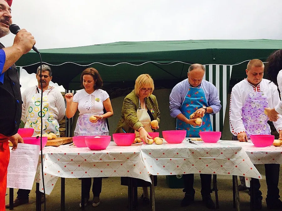 Кандидат депутати рязаха лук и белиха картофи за постна чорба