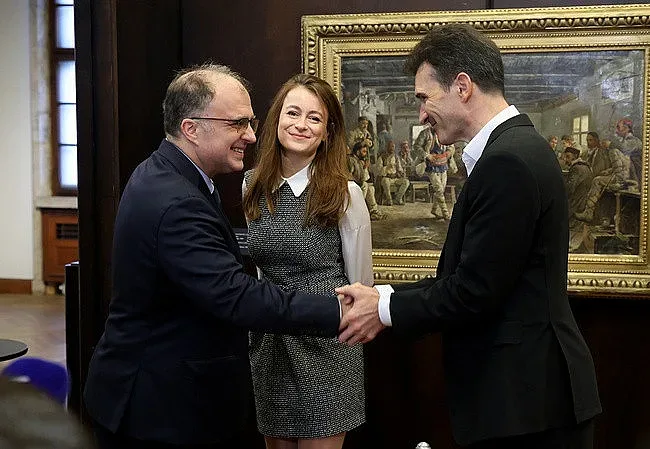 Министър Тодоров зарадва двама родни виртуози