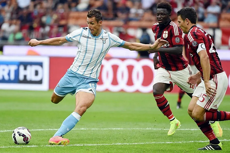 Клозе сяда на пейката до Пеп