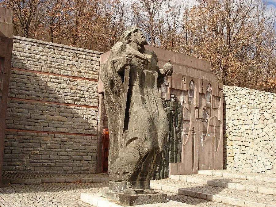 Местят паметника на цар Самуил