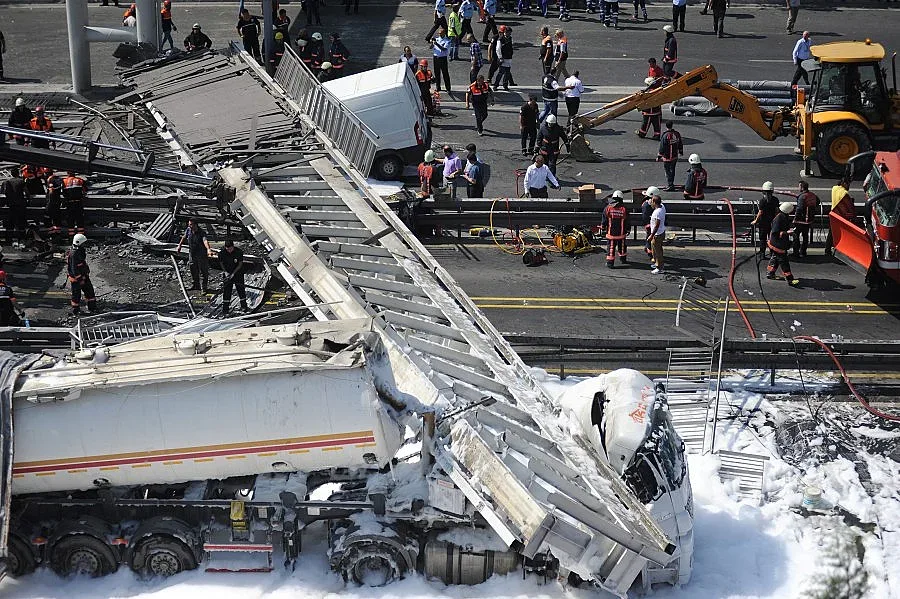 Камион срути надлез в Истанбул