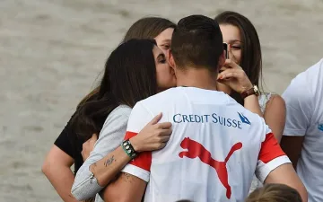 Атакуват с целувки звезда на Швейцария