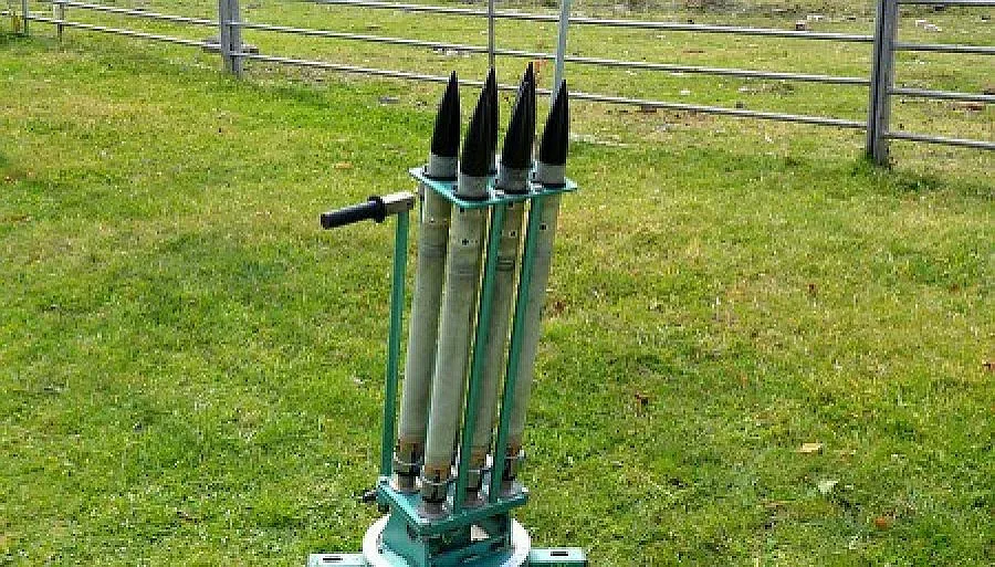 Противоградна ракета падна върху автомобил