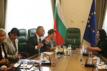 Партиите си делят певците за вота 