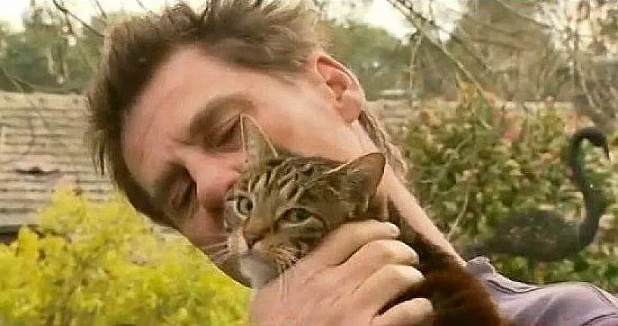 ВИДЕО: Котка герой спаси стопанина си от огнен ад