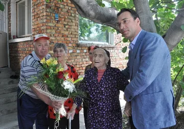 Бургаският кмет на крака при столетницата баба Дойка