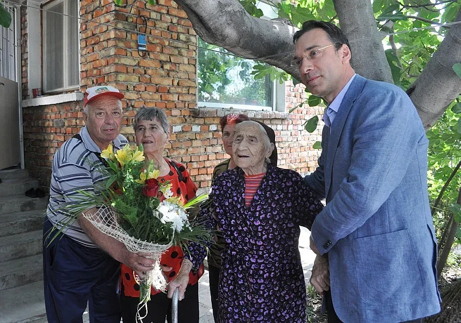 Бургаският кмет на крака при столетницата баба Дойка