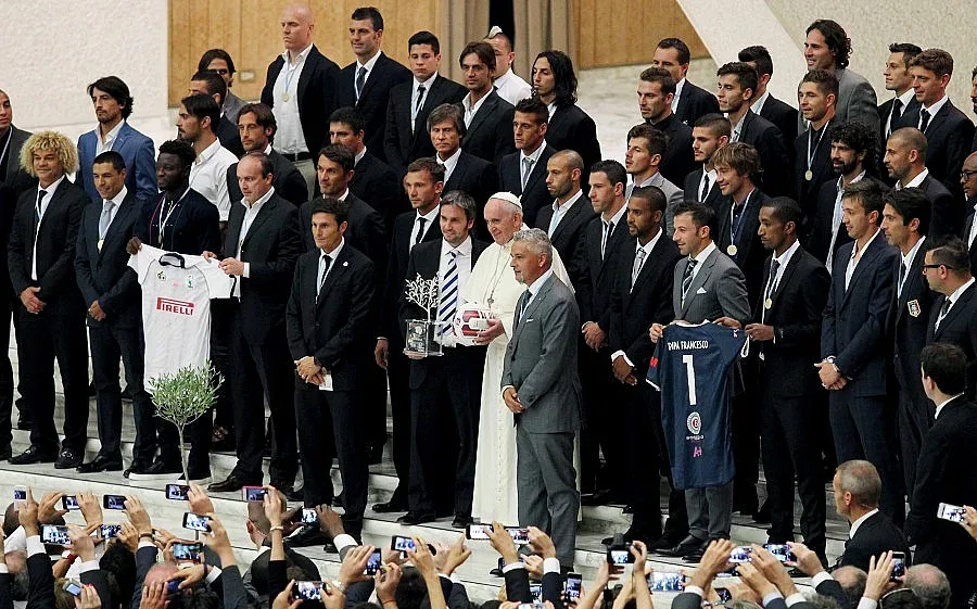 Световните футболни звезди вкараха 9 гола в първия Мач на мира