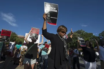 Какво общо има между бунтовете във Фъргюсън и въздушните атаки над Ирак?