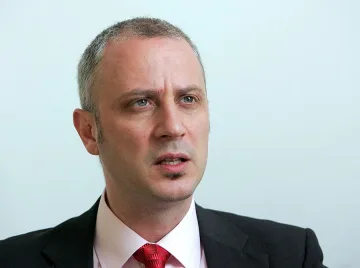 Звънец и строг учител стряскат първолака