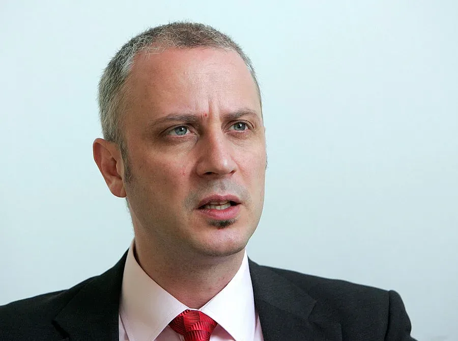 Звънец и строг учител стряскат първолака