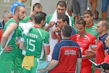 Волейболистите загряха с торта за Мексико