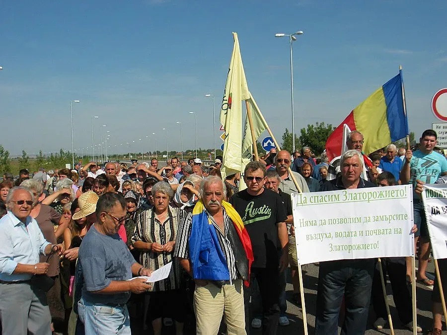 Българи и румънци заедно протестираха срещу завода в Сланотрън