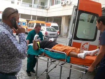 Токов удар обгори двама работници