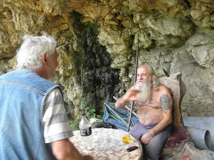 Чудак посреща гости в бивак край водопад