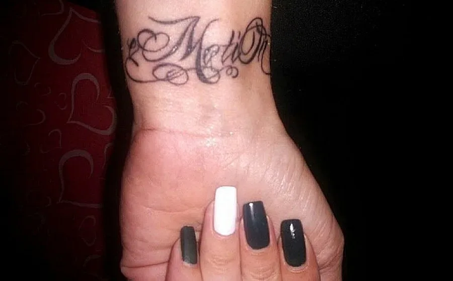 Фенка си татуира героя Моци