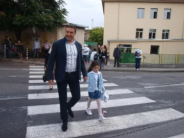 Боядисват „зебри” край училищата в Благоевград