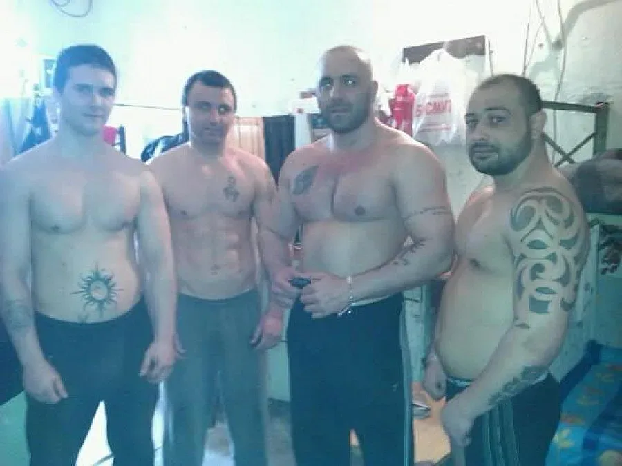 Под носа на надзирателите: Селфи от затвора