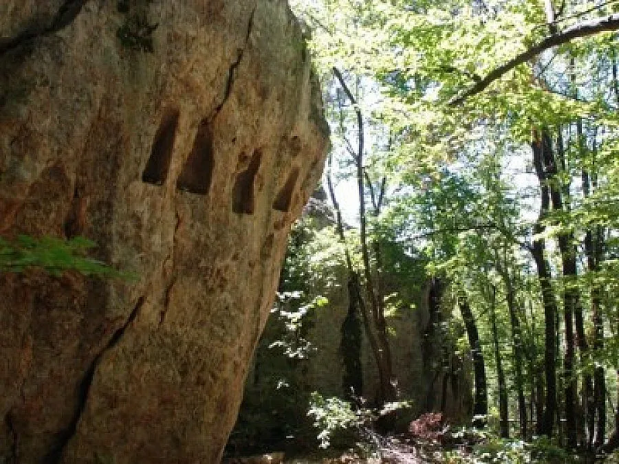 Снимат с лазер Глухите камъни