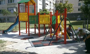 Благоустрояват двора на болницата и три детски площадки в Момчилград 