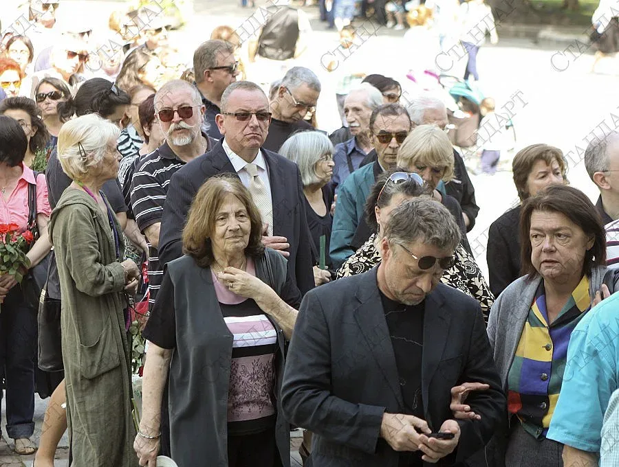 Вагенщайн: Валери Петров ще продължи да хвърчи около нас