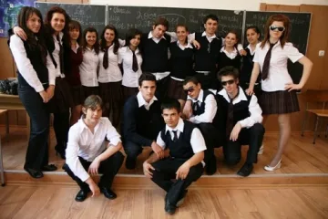 Гимназии в Пиринско се гордеят с униформите си