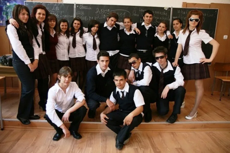 Гимназии в Пиринско се гордеят с униформите си