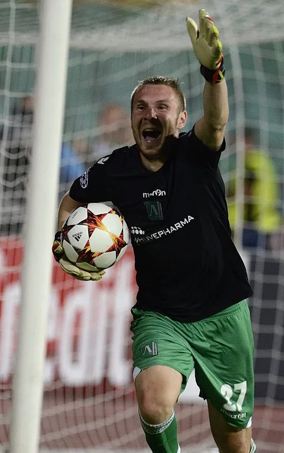 Героят на "Лудогорец"  пуши по три кутии 