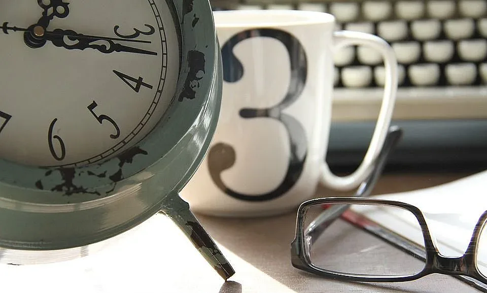 Лекар предупреди за опасност след преместването на часовника