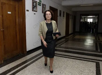 Коларова припомни: 26 млн. лева не достигат в бюджета на МОН