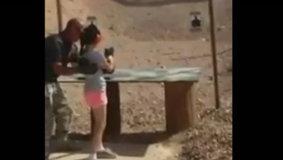 Момиченце на 9 г. уби инструктора си по стрелба с израелска картечница