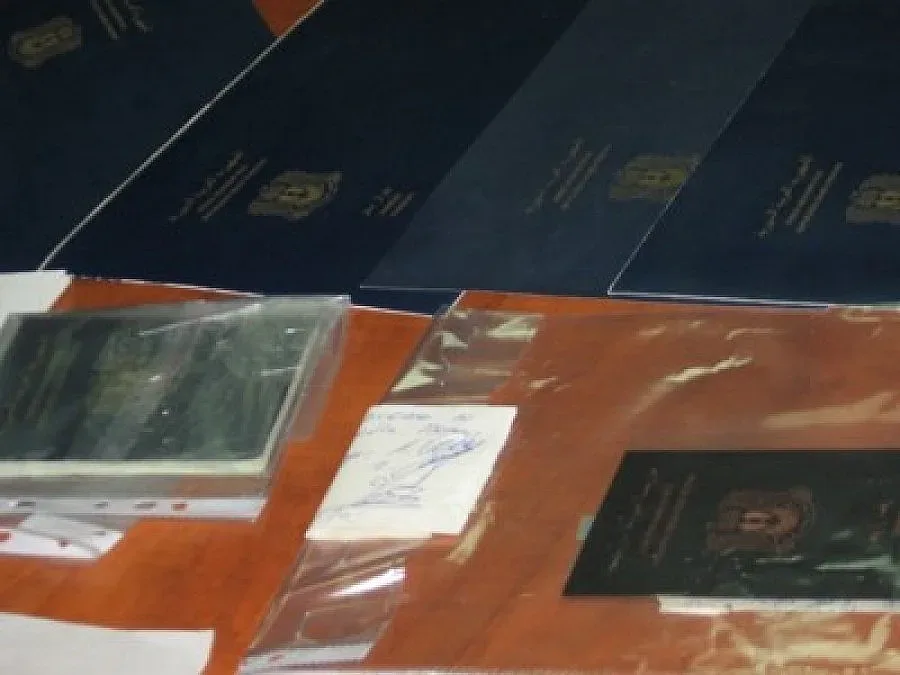 Майка и син в схемата с паспортите