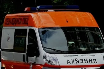 Кола тръгна сама и потроши млада жена