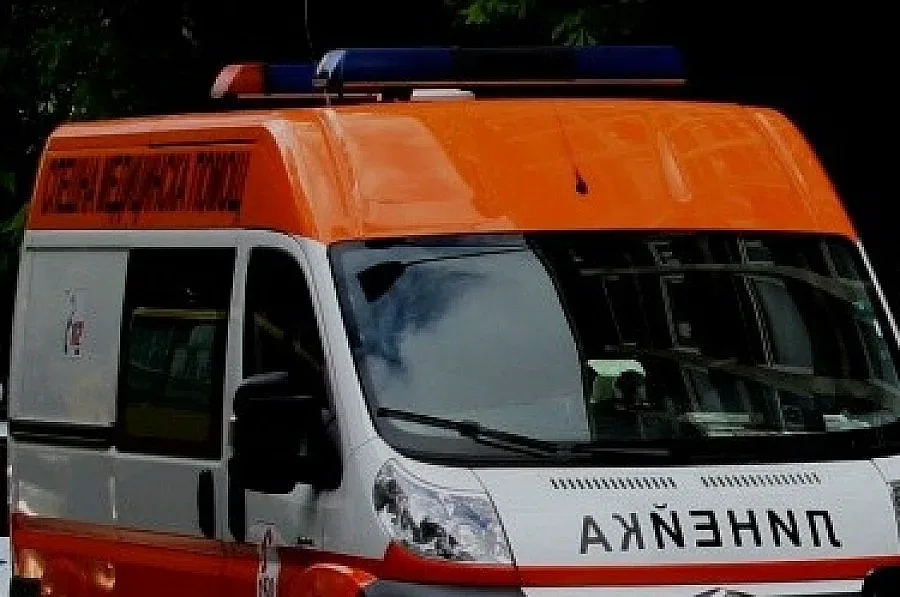 Кола тръгна сама и потроши млада жена