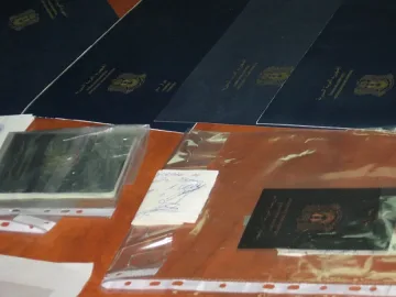 Давали $50 000 за паспортите менте