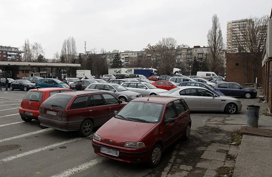  Фалшив нотариус продал 15 коли 