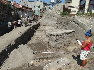 Изровиха вампир с тухла между зъбите